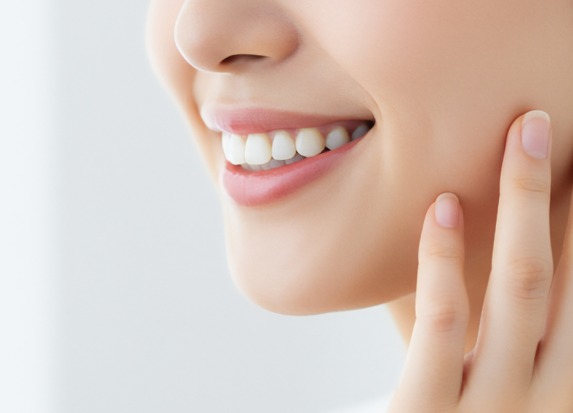 見た目のコンプレックスを解消し、自信のある笑顔へ|こばやし歯科